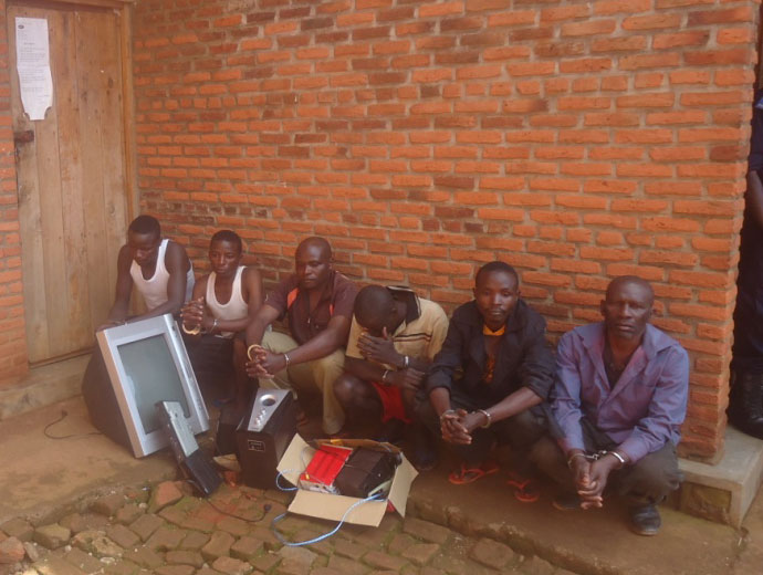 Aba bagabo batandatu bafungiye kuri sitasiyo ya Polisi mu karere ka Rusizi bafite ibyo bacyekwaho kwiba.