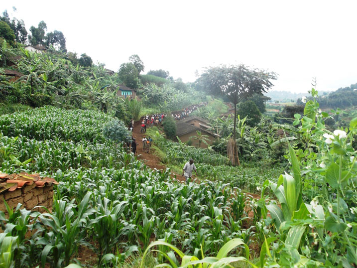 Batunganyije umuhanda ufite uburebure bwa kilometero ebyiri.