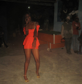 Baza kubyina bambaye udukanzu tugufi (mini jupe).