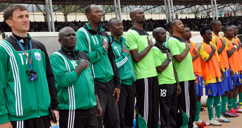 Abatoza n'abasimbura b'Amavubi baririmba indirimbo yubahiriza igihugu