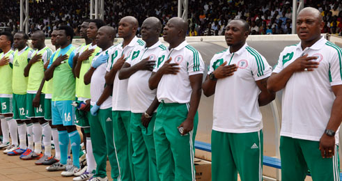 Abatoza n'abasimbura ba Super Eagles baririmba indirimbo yubahiriza igihugu