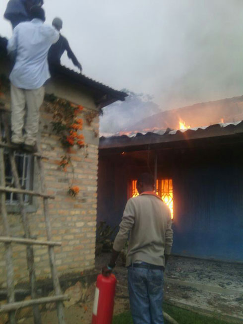 Abaturanyi bitabiriye kuzimya inzu.