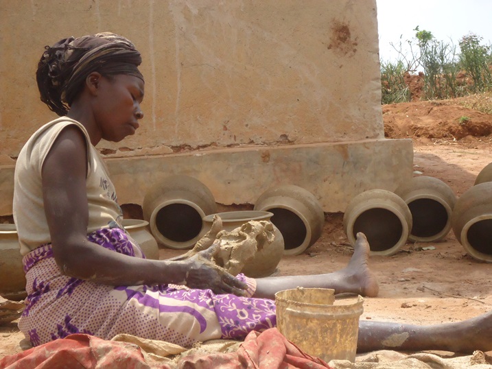 Benshi mu batuye muri uwo mudugudu ngo amaramuko bayakesha kubumba no guca inshuro.
