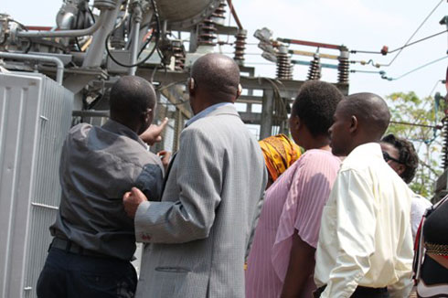 Basobanuriwe uko amazi abyara amashanyarazi binyuze mu byuma byitwa transformateur.