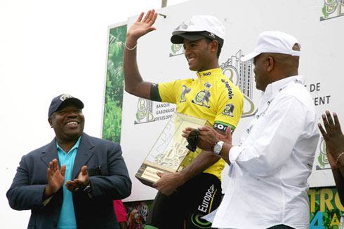 Berhane amaze guhabwa igihembo na Perezida wa Gabon Ali Bongo.