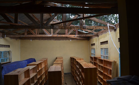 Biblioteque nayo yarasakambutse biba ngombwa ko bimura ibitabo ngo bitanyagirwa.