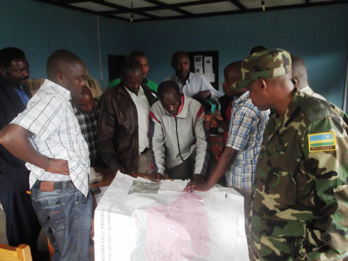 Bifashishije ikarita igaragaza uko inzuri zatanzwe kugira ngo hamenyekane ahororerwa mu buryo butemewe.