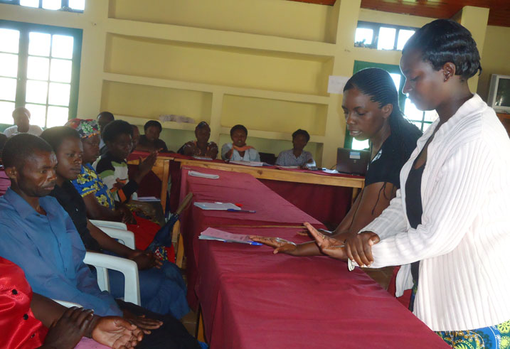 Aba babyeyi barigishwa uko bafasha ufite ubumuga bw