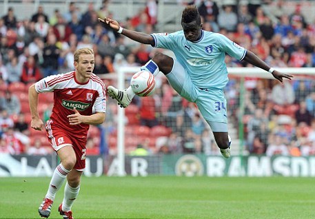 Bigirimana (ufite umupira) agikina muri Coventry.