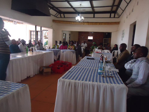 Bizihije umuganura basangira ibyavuye mu mushahara wabo.