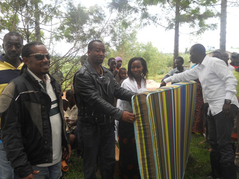 Maseveriyo Basile Irene umuyobozi wa Kigali Free Biker ashyikiriza matola abatishoboye abacitse ku icumu.