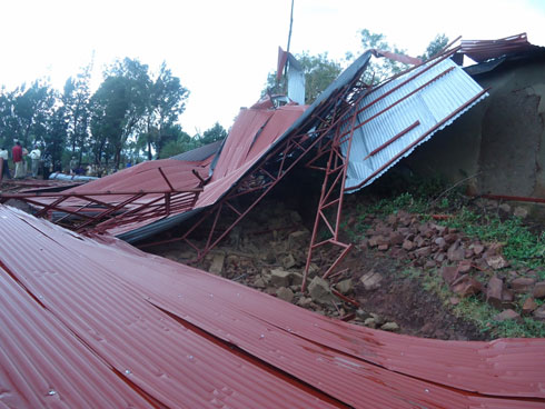 Bimwe mu bibati byo ku gisenge cy'uru rusengero byaguye ku nzu ihaturiye birayonona.