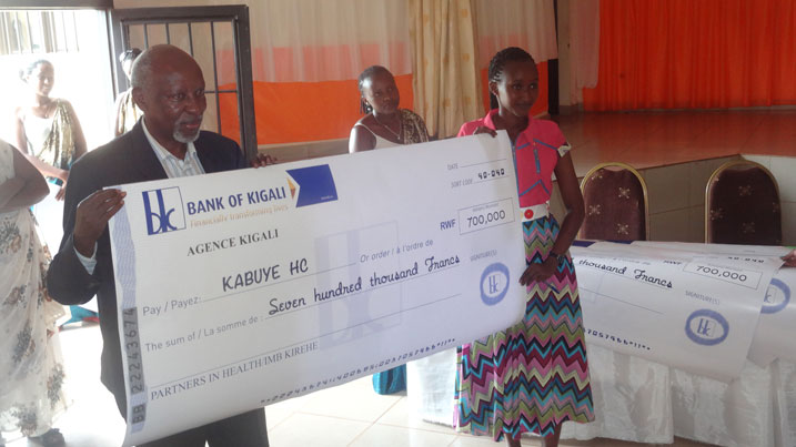 Bimwe mu bigo nderabuzima byakoze neza byarahembwe.