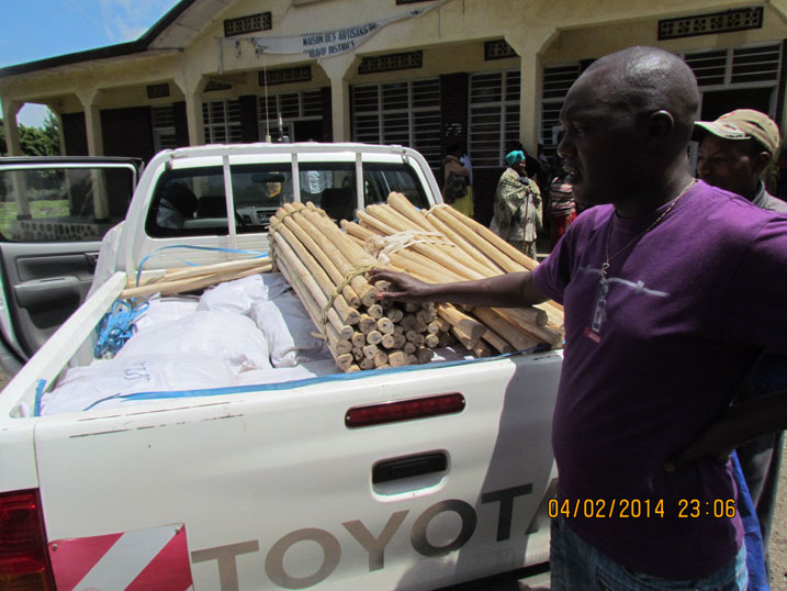 Bimwe mu bikoresho birimo ifumbire, imbuto, amasuka n'imihini byatanzwe.