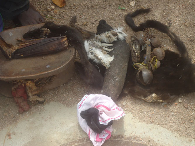 Bimwe mu bikoresho yifashishaga mu kuvura abantu no kubakiza inyatsi.