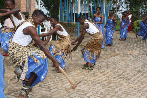 Bimwe mubihangano bigaragara mo ibikoresho byifashishwa mu muganda.