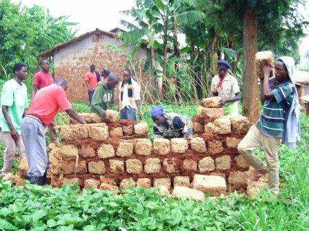 Bimwe mu bikorwa byaranze icyumweru cya giscout birimo kubakira ubwiherero abatishoboye.