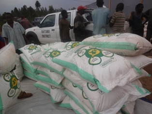 Bimwe mu biribwa byahawe impunzi ziri mu nkambi ya Kiyanzi.