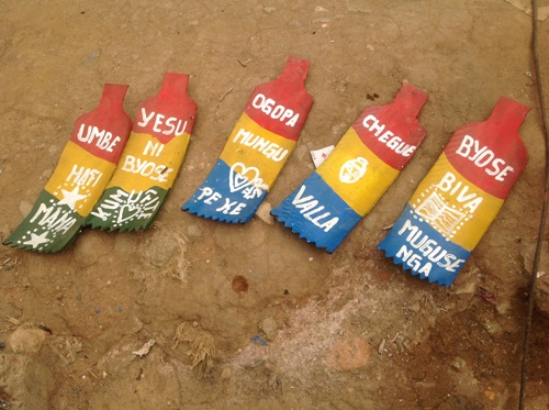 Bimwe mu byo yifashisha mu kurimbisha amagare y'abakiriya be.