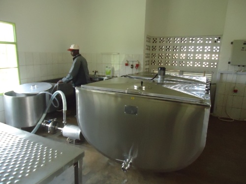 Bimwe mu byuma biri mu ikaragiro bituma amata atangirika.