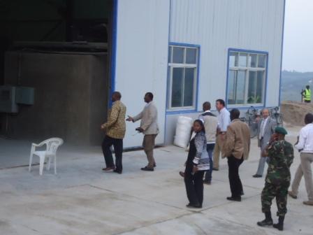 Ba minisitiri binjira mu ruganda East African Graniten Industries rukora amakaro mu karere ka Nyagatare.