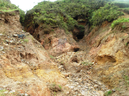 Binjiramo imbere mu myobo bakajya kwiba amabuye bamwe bakahasiga ubuzima.