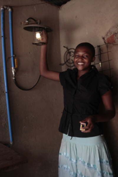 Biogas ngo inakoreshwa mu kumurika mu nzu.