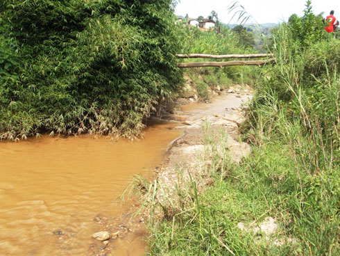 Birakekwa ko bahanutse ku iteme bakitura mu mugezi wari wuzuye cyane.