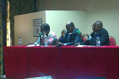 Uhereye iburyo: Obadia Biraro ushinzwe gukurikirana ikoreshwa ry