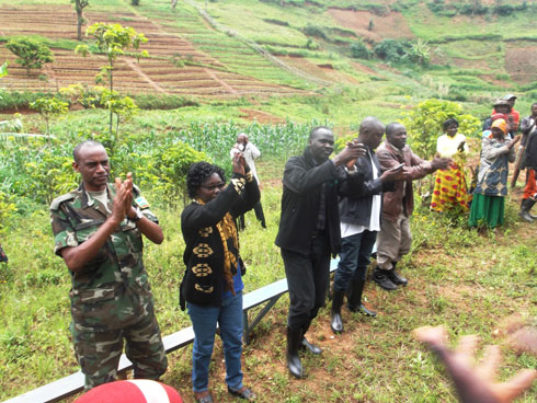 Bishimiye igikorwa cyagezweho ndetse bacinya n'akadiho.