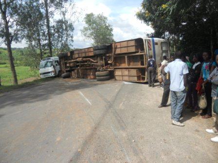 Bisi ya kaminuza yafunze umuhanda ku buryo izindi gutambuka byazigoraga.
