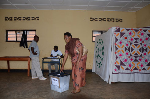 Umuturage ashyira urupapuro rw'itora mu isanduku yabugenewe.