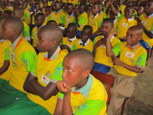 Bamwe mu bana bari bitabiriye irushanwa ryo gusubiza ibibazo.