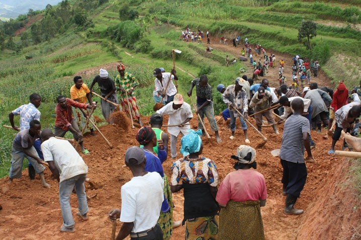 Abaturage mu murenge wa Muhororo biyemeje kwihangira umuhanda wa km 14.