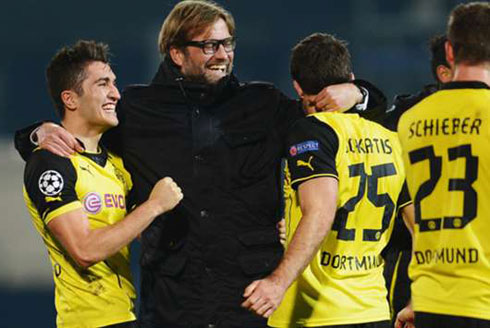 Aha ikipe ya Borussia Dortmund irishimira intsinzi yayihesheje itike yo kujya muri 1/8