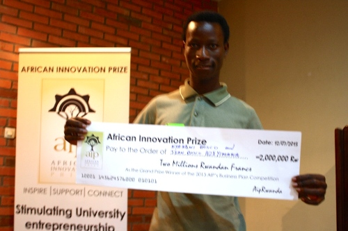 Nzeyimana yiteguye gukura icyaro cy'iwabo mu icuraburindi no kubafasha gukoresha inkwi nke nyuma yo kwegukana miliyoni ebyiri.