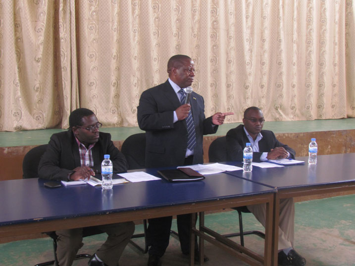 Umuyobozi w'intara y'amajyaruguru (hagati) yihanangiriza abikorera kutazagaragara mu bikorwa byo gufatanya n'umwanzi.