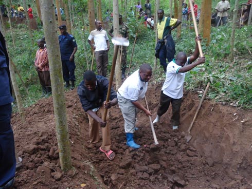 Guverineri Bosenibamwe yishimiye ko abaturage bitabiriye umuganda ari benshi kandi bagakorana ubushake.