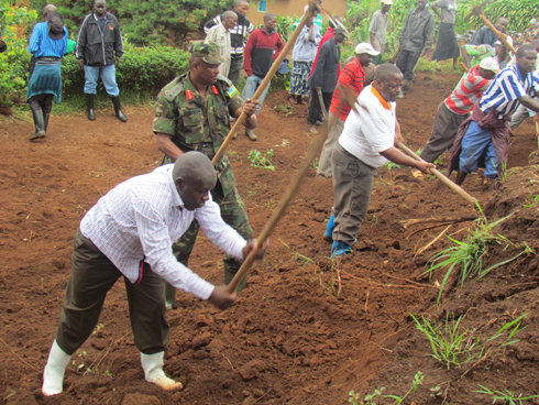 Guverineri Bosenibamwe Aime, uhagarariye ingabo muri Gicumbi, Burera na Rulindo hamwe n'umuyobozi w'akarere ka Gicumbi. (foto E.Musanabera) 