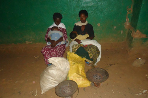 Botsa ibigori ninjoro bakikiye abana babo.