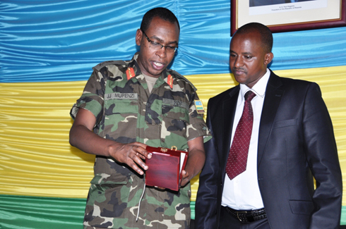 Br Gen Mupenzi Jean Jacques ashyikiriza impano umuyobozi wa Karongi, nk'ikimenyetso cy'ishimwe ry'imikoranire myiza hagati y'impande zombi.