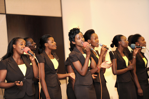 Amasengesho yasusurukijwe na korali Ambassadors. 