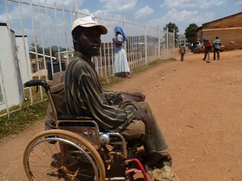 Hari abasabiriza kubera ubumuga butuma batabasha kugira icyo bikorera.