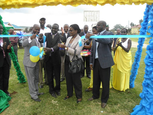 Minisitiri Mukaruriza afungura ku mugaragaro imurikabikorwa.