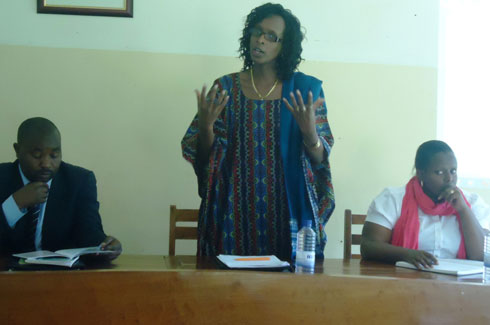 Bugingo Emma Marie, Umunyamabanga Nshingwabikorwa wa Pro-Femmes (uhagaze) afungura ibiganiro.