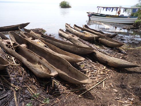 Bumwe mu bwato abatuye ikirwa cya Mazane bifashisha abambuka.