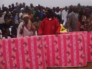 Bumwe mu bufasha butangwa mu nkambi.