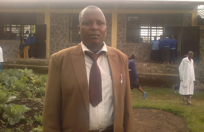 Buregeya Paul, umuyobozi w'ikigo cy'amashuri cya Butete avuga ko kugaburira abana ku ishuri babyumvikanyeho n'ababyeyi.