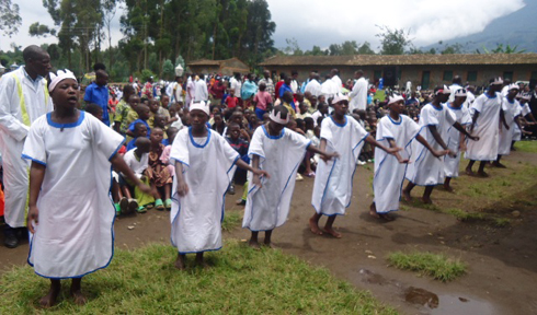 Ababyinnyi bo muri santarari ya Butete babyina bishimira Pasika.