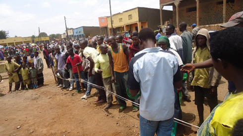 Abantu benshi baba baje kugerageza amahirwe.